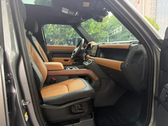 Land Rover Defender — Фото автомобиля 10