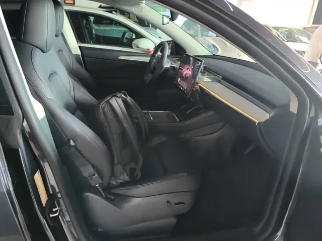 Tesla Model Y — Фото автомобиля 24
