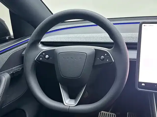 Tesla Model Y L — Фото автомобиля 11