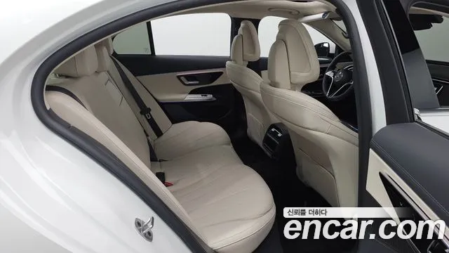 Mercedes-Benz E-Class — Фото автомобиля 12