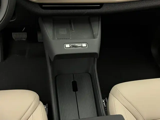 Volvo XC70 Plug-in Hybrid — Фото автомобиля 4