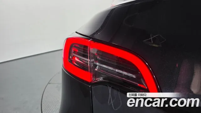 Tesla Model Y — Фото автомобиля 22