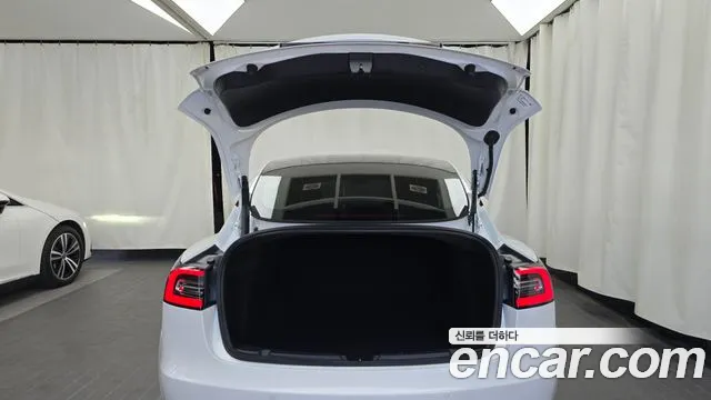 Tesla Model 3 — Фото автомобиля 20
