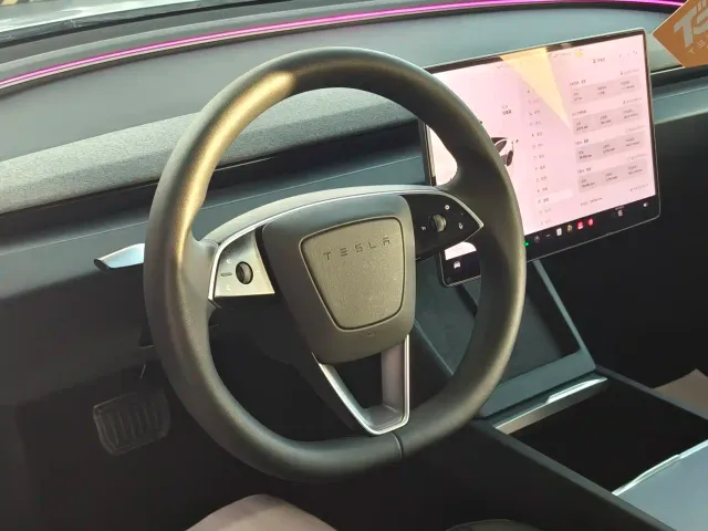 Tesla Model 3 — Фото автомобиля 8