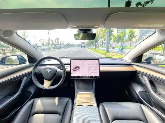 Tesla Model 3 — Фото автомобиля 4