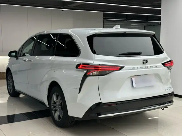 Toyota Sienna — Фото автомобиля 12