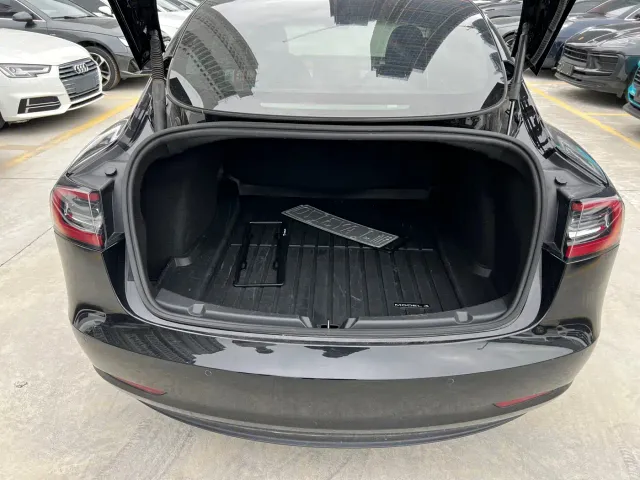 Tesla Model 3 — Фото автомобиля 12