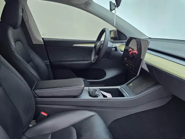 Tesla Model Y — Фото автомобиля 9