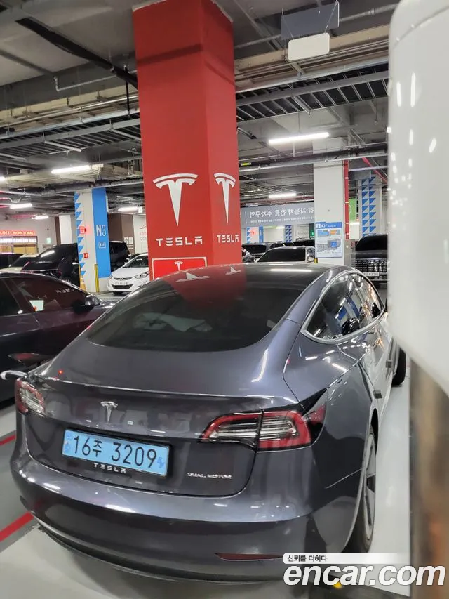Tesla Model 3 — Фото автомобиля 4