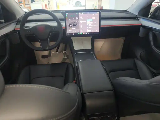 Tesla Model Y — Фото автомобиля 9
