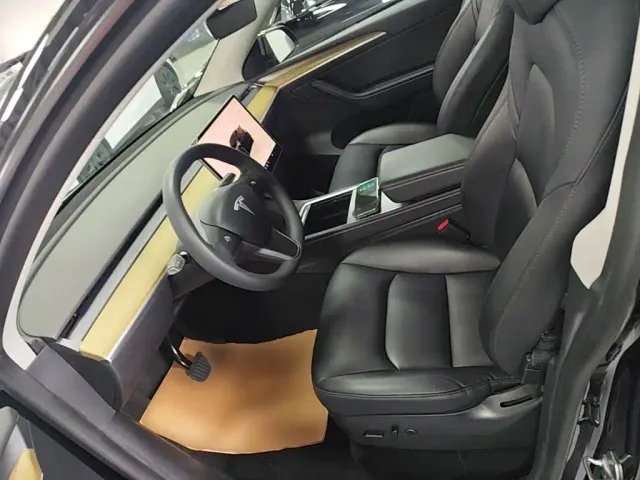 Tesla Model Y — Фото автомобиля 14