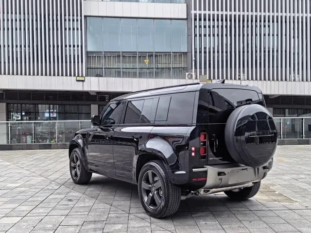 Land Rover Defender — Фото автомобиля 15