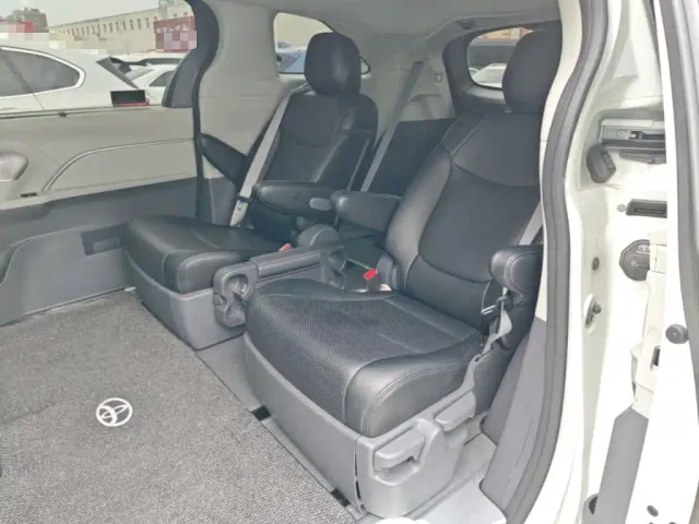 Toyota Sienna — Фото автомобиля 16