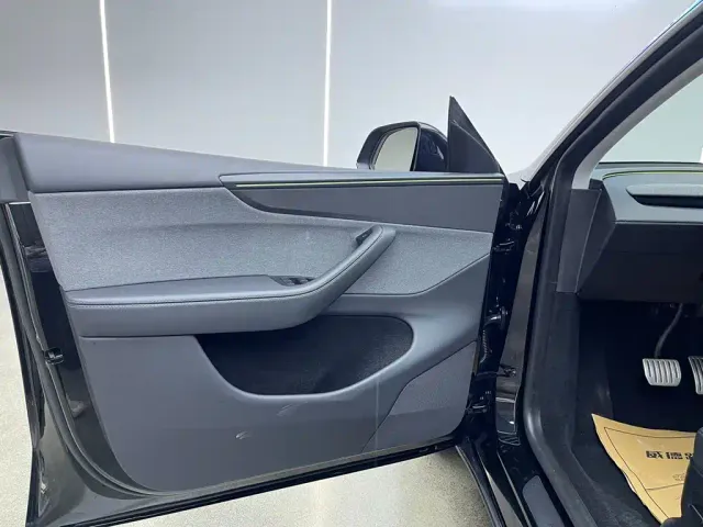 Tesla Model Y — Фото автомобиля 11