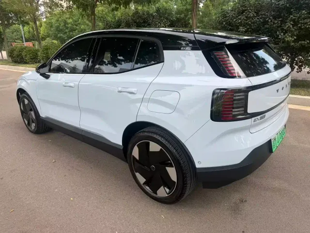 Volvo EX30 — Фото автомобиля 5