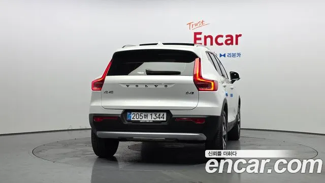 Вольво XC40 B4 Ultra Bright — Фото автомобиля 2