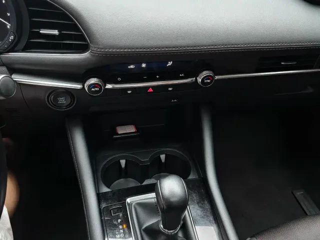 Mazda Axela — Фото автомобиля 12