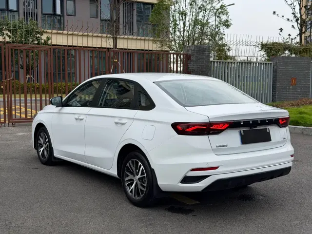 Geely Emgrand — Фото автомобиля 14