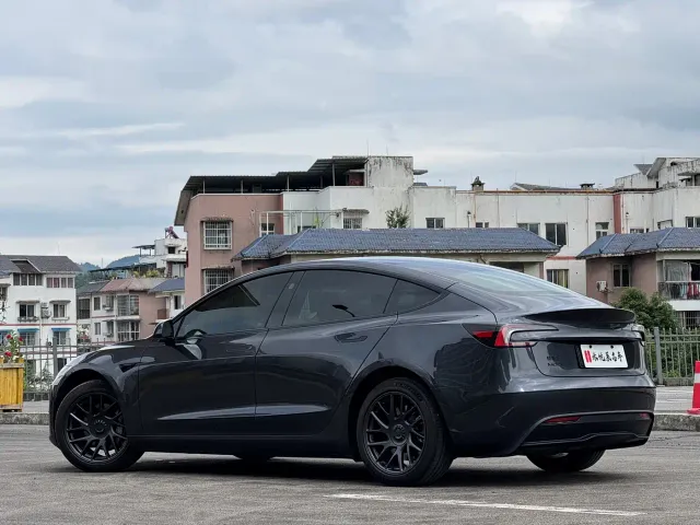 Tesla Model 3 — Фото автомобиля 14