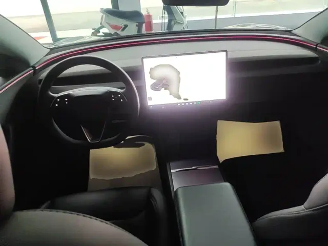Tesla Model 3 — Фото автомобиля 9