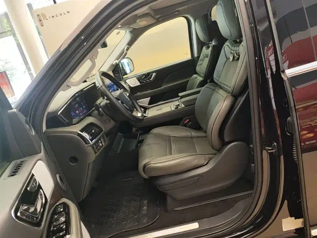 Lincoln Navigator — Фото автомобиля 14