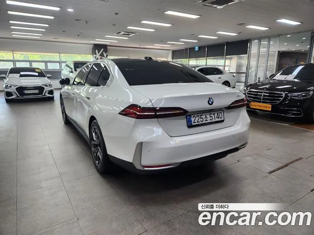 BMW 5-Series — Фото автомобиля 2