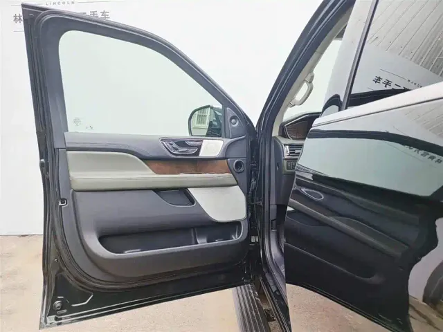 Lincoln Navigator — Фото автомобиля 12