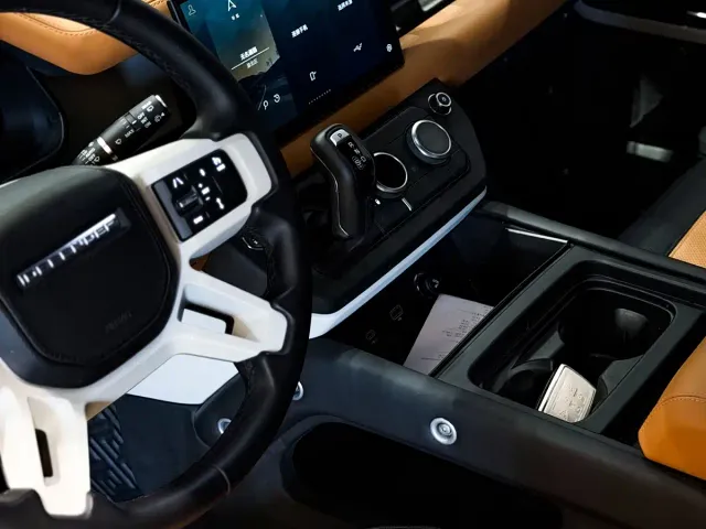 Land Rover Defender — Фото автомобиля 13