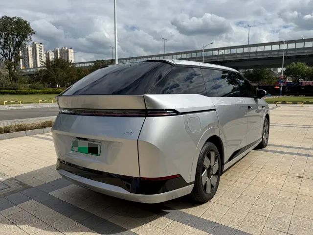 Xpeng X9 — Фото автомобиля 15