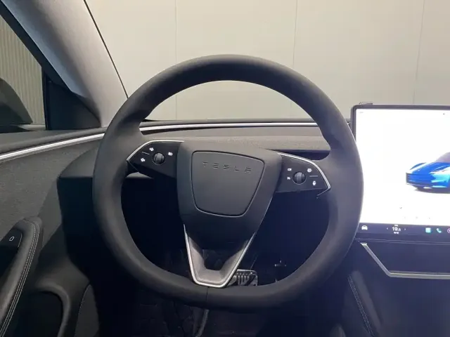 Tesla Model 3 — Фото автомобиля 14