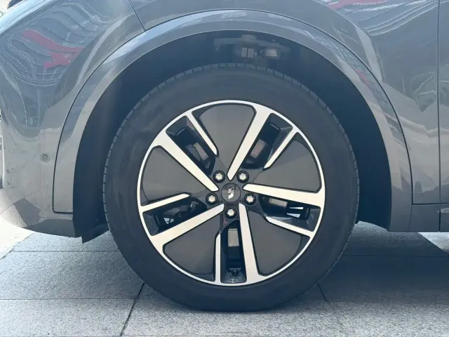 Li Auto Li L8 2024 Pro — Фото автомобиля 14