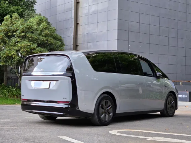 Li Auto MEGA — Фото автомобиля 7