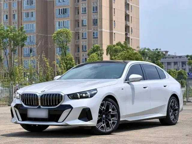 Фотография автомобиля — BMW 5 Series