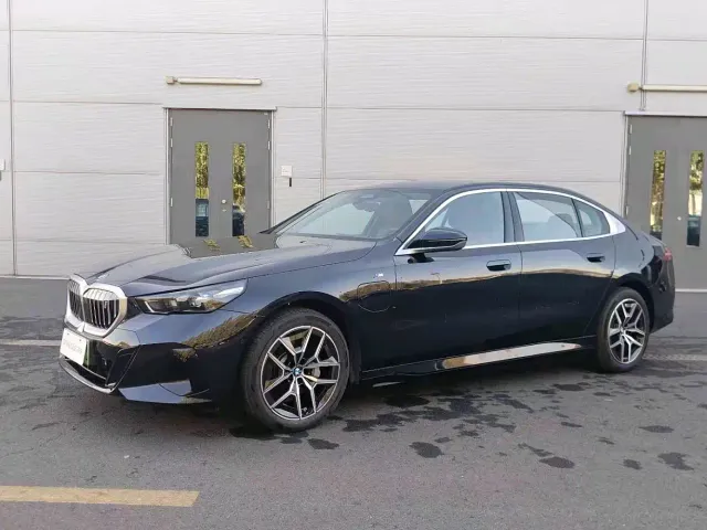 Фотография автомобиля — BMW i5