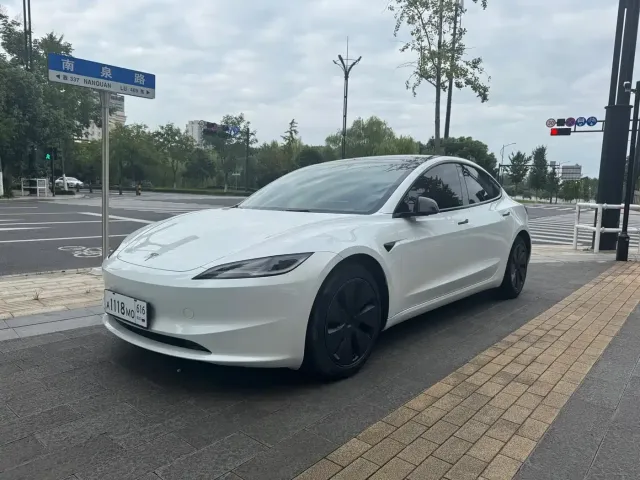 Tesla Model 3 — Фото автомобиля 2