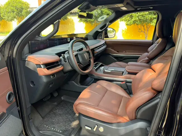 Lincoln Navigator — Фото автомобиля 7