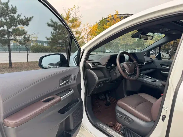 Toyota Sienna — Фото автомобиля 4