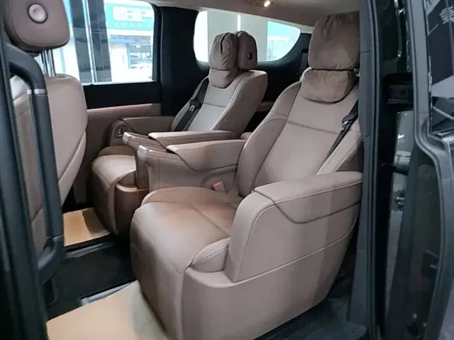 Li Auto MEGA — Фото автомобиля 16