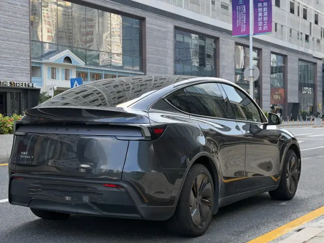 Tesla Model Y — Фото автомобиля 12