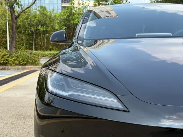 Tesla Model 3 — Фото автомобиля 12