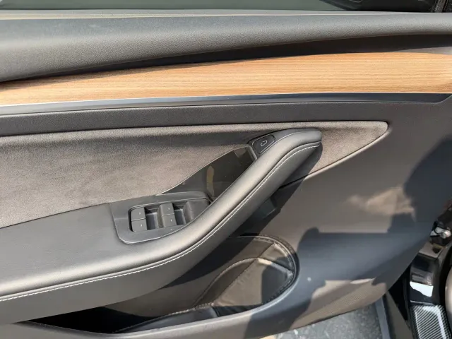 Tesla Model Y — Фото автомобиля 7
