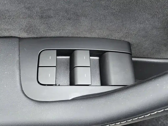 Tesla Model Y — Фото автомобиля 9