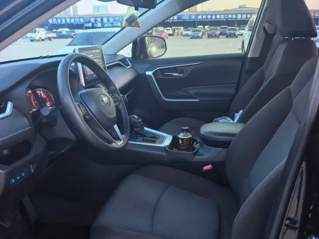 Toyota RAV4 — Фото автомобиля 4