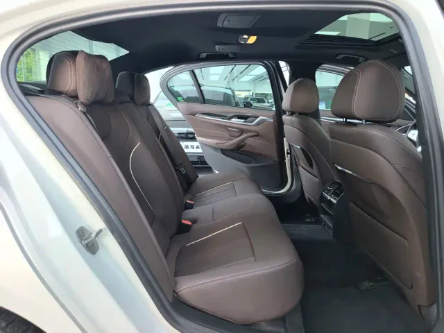 BMW 5 Series — Фото автомобиля 10