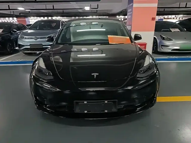 Tesla Model 3 — Фото автомобиля 2