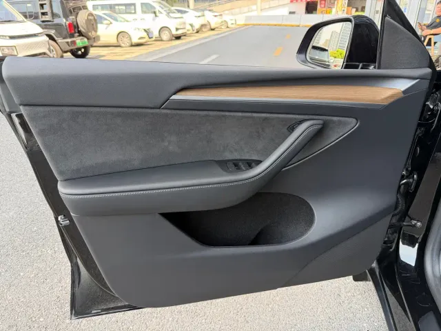 Tesla Model Y — Фото автомобиля 15