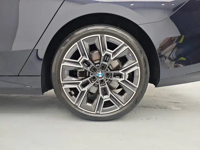 BMW 5 Series — Фото автомобиля 9
