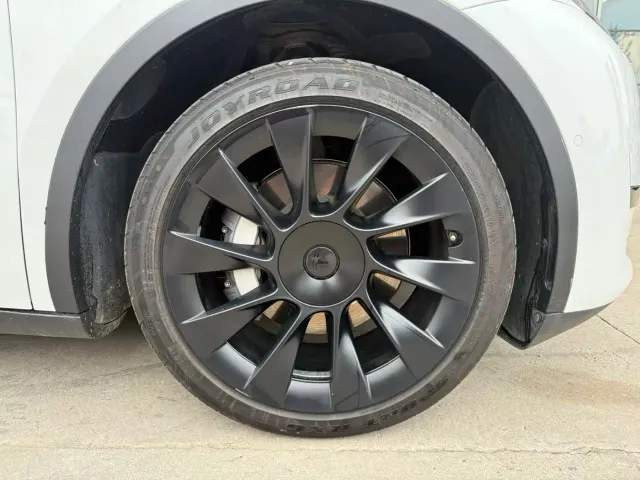 Tesla Model Y — Фото автомобиля 15