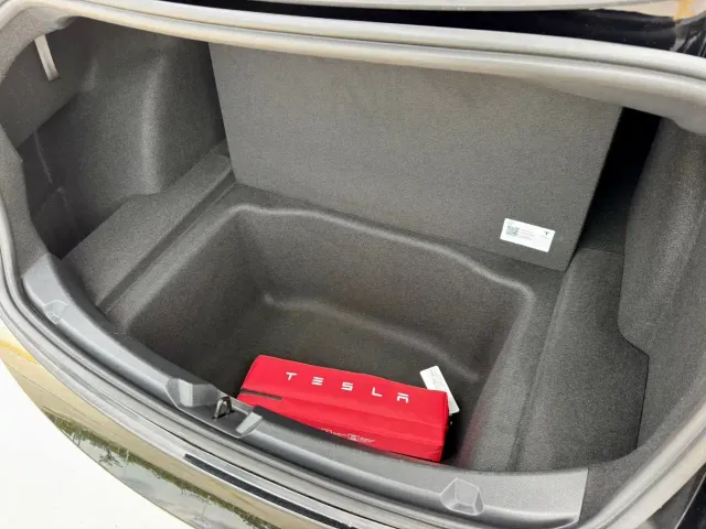 Tesla Model 3 — Фото автомобиля 20