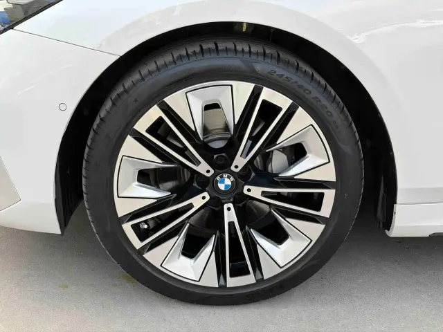 BMW 5 Series — Фото автомобиля 17